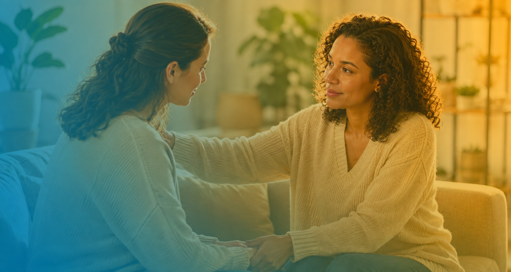 Duas mulheres conversando com acolhimento em um ambiente aconchegante